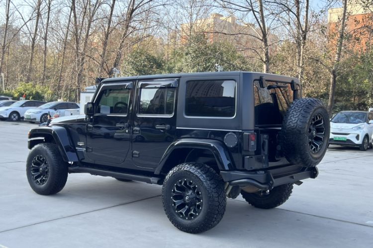 Used Jeep Wrangler 2014 3.0L Sahara Four-Door Edition Exterior 5