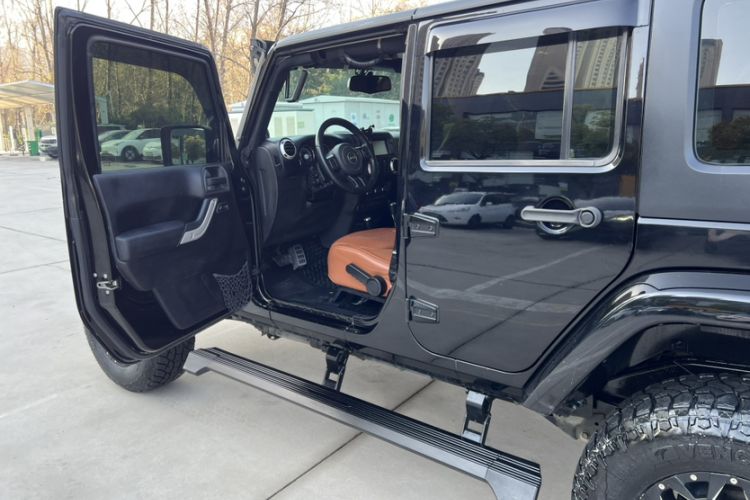 Used Jeep Wrangler 2014 3.0L Sahara Four-Door Edition Exterior 8