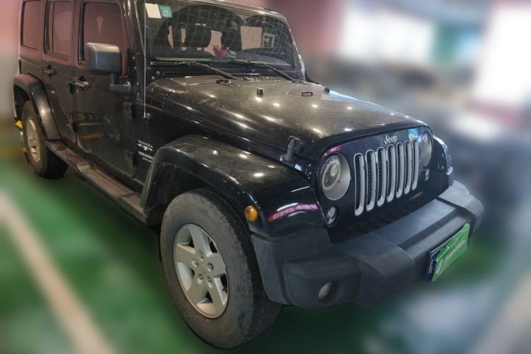 Used Jeep Wrangler 2014 2.8TD Sahara Four-Door Edition Front Right 45 Deg