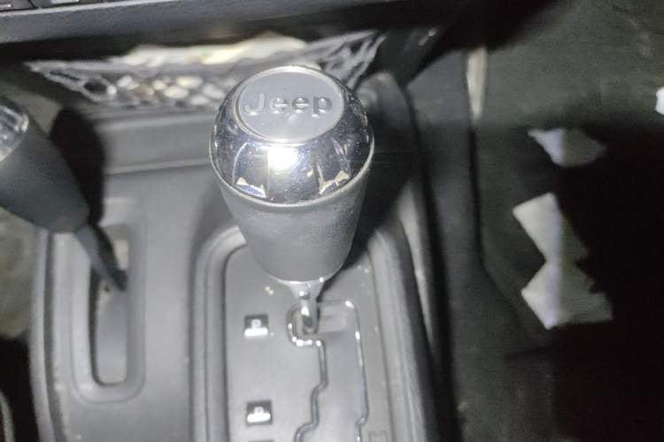 Used Jeep Wrangler 2014 2.8TD Sahara Four-Door Edition Gear Lever