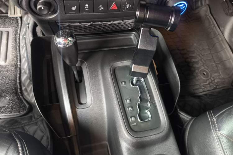Used Jeep Wrangler 2014 3.0L Sahara Four-Door Edition Gear Lever
