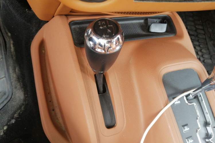 Used Jeep Wrangler 2014 3.0L Sahara Four-Door Edition Gear Lever