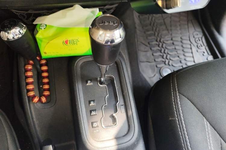 Used Jeep Wrangler 2014 2.8TD Sahara Four-Door Edition Gear Lever