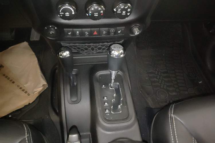 Used Jeep Wrangler 2014 3.0L Sahara Four-Door Edition Gear Lever