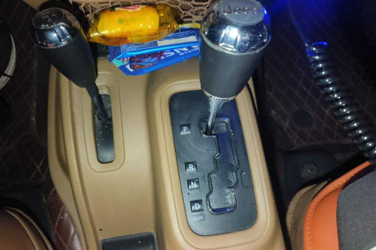 Used Jeep Wrangler 2014 3.0L Sahara Four-Door Edition Gear Lever