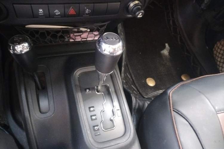 Used Jeep Wrangler 2014 3.0L Sahara Four-Door Edition Gear Lever