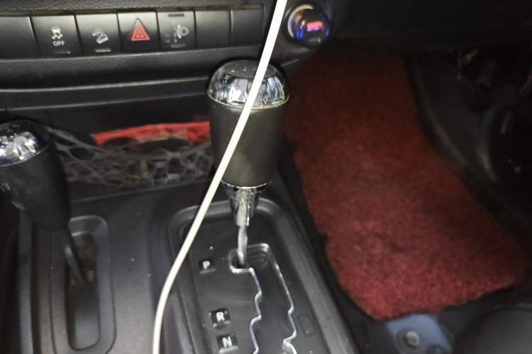 Used Jeep Wrangler 2014 2.8TD Sahara Four-Door Edition Gear Lever