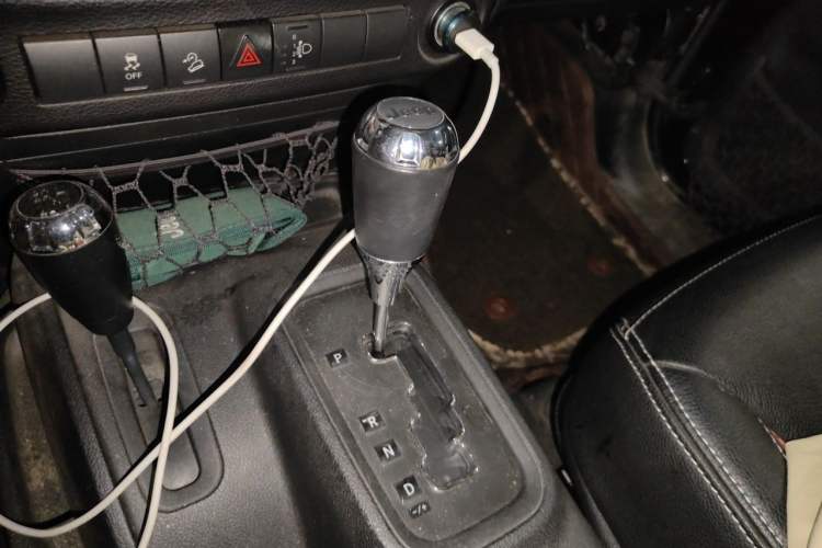 Used Jeep Wrangler 2014 2.8TD Sahara Four-Door Edition Gear Lever
