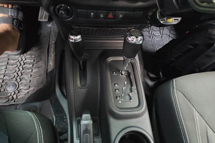 Used Jeep Wrangler 2014 2.8TD Sahara Four-Door Edition Gear Lever