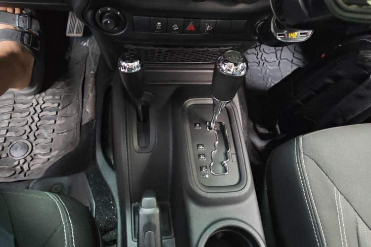 Used Jeep Wrangler 2014 2.8TD Sahara Four-Door Edition Gear Lever
