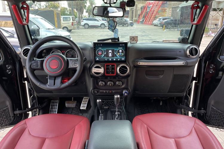 Used Jeep Wrangler 2014 2.8TD Sahara Four-Door Edition Interior 1