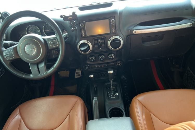 Used Jeep Wrangler 2014 3.0L Sahara Four-Door Edition Interior 1