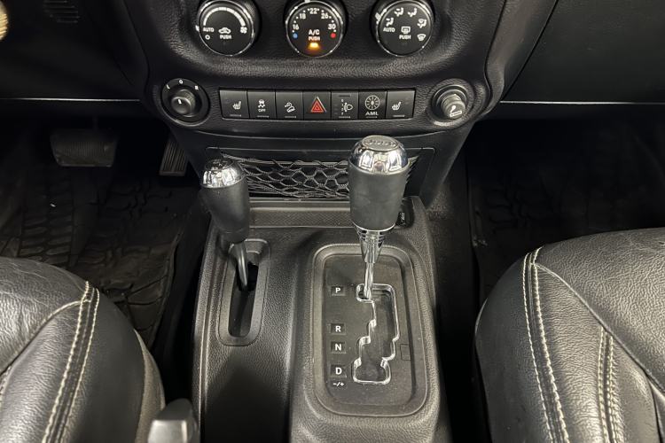 Used Jeep Wrangler 2014 3.0L Sahara Four-Door Edition Interior 11