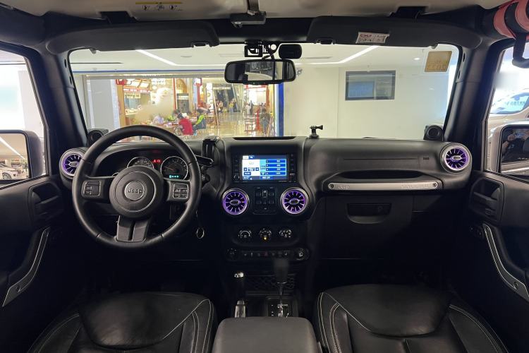 Used Jeep Wrangler 2014 3.0L Sahara Four-Door Edition Interior 12