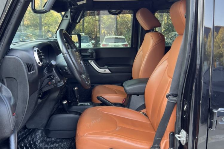 Used Jeep Wrangler 2014 3.0L Sahara Four-Door Edition Interior 2