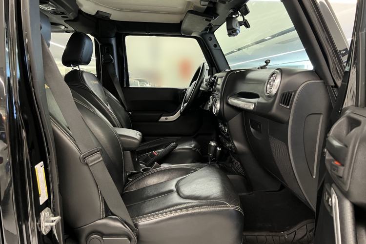 Used Jeep Wrangler 2014 3.0L Sahara Four-Door Edition Interior 3