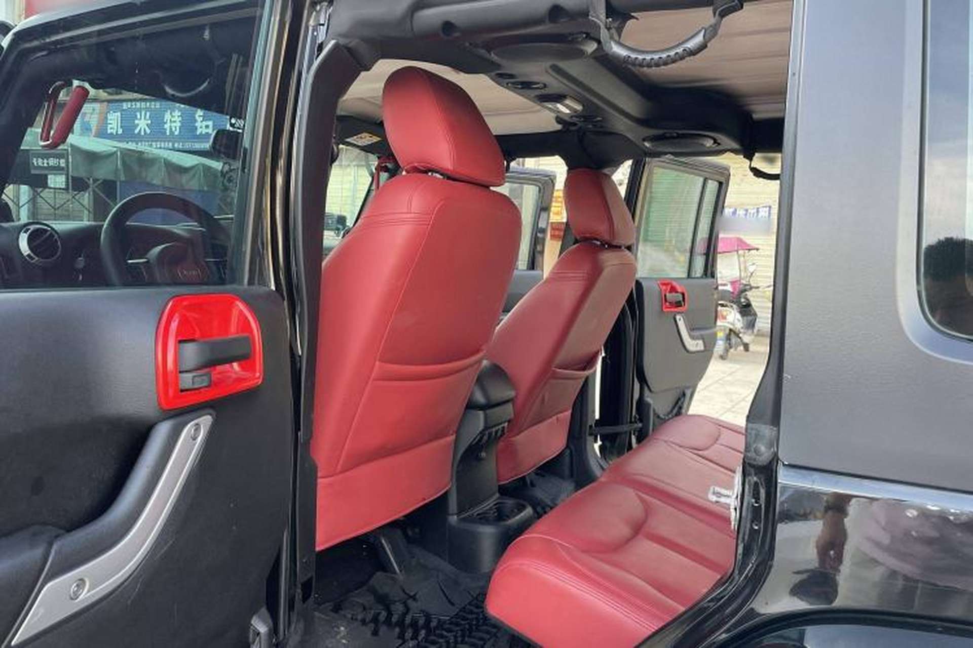 Used Jeep Wrangler 2014 2.8TD Sahara Four-Door Edition Interior 3