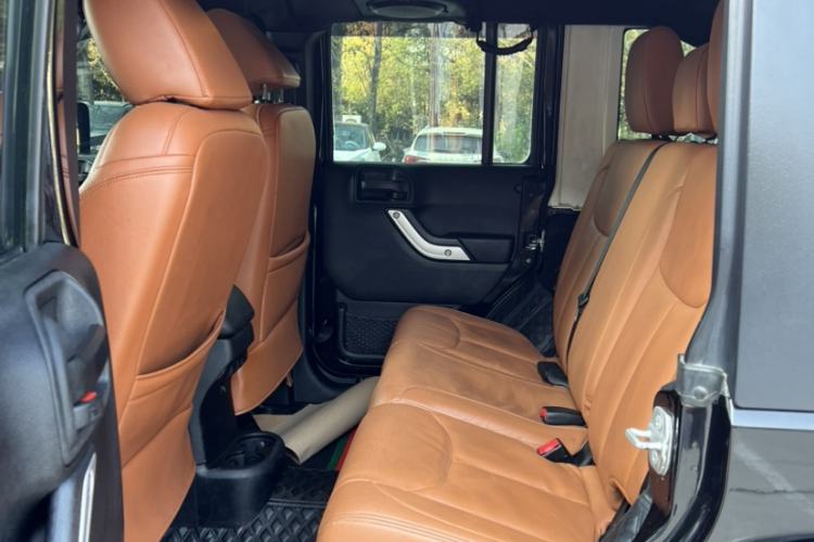 Used Jeep Wrangler 2014 3.0L Sahara Four-Door Edition Interior 3