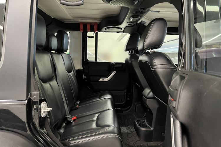 Used Jeep Wrangler 2014 3.0L Sahara Four-Door Edition Interior 4