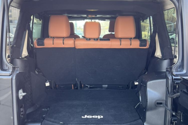Used Jeep Wrangler 2014 3.0L Sahara Four-Door Edition Interior 4