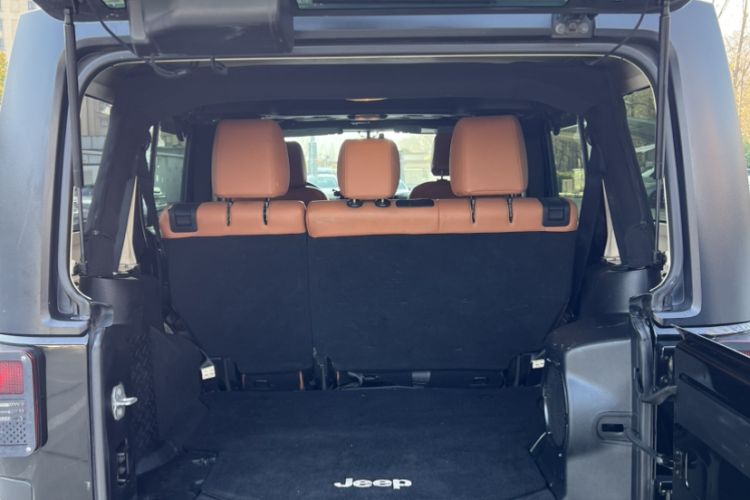 Used Jeep Wrangler 2014 3.0L Sahara Four-Door Edition Interior 5