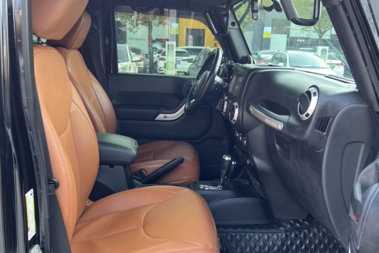 Used Jeep Wrangler 2014 3.0L Sahara Four-Door Edition Interior 6