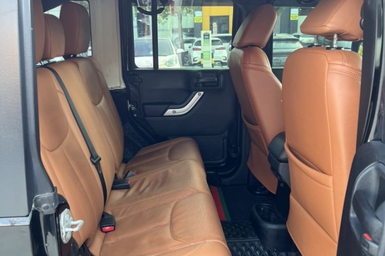 Used Jeep Wrangler 2014 3.0L Sahara Four-Door Edition Interior 7