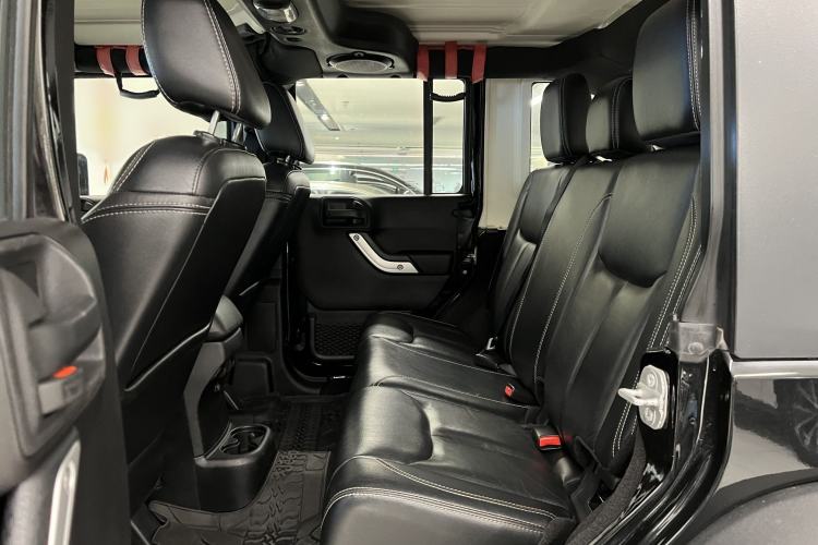 Used Jeep Wrangler 2014 3.0L Sahara Four-Door Edition Interior 8