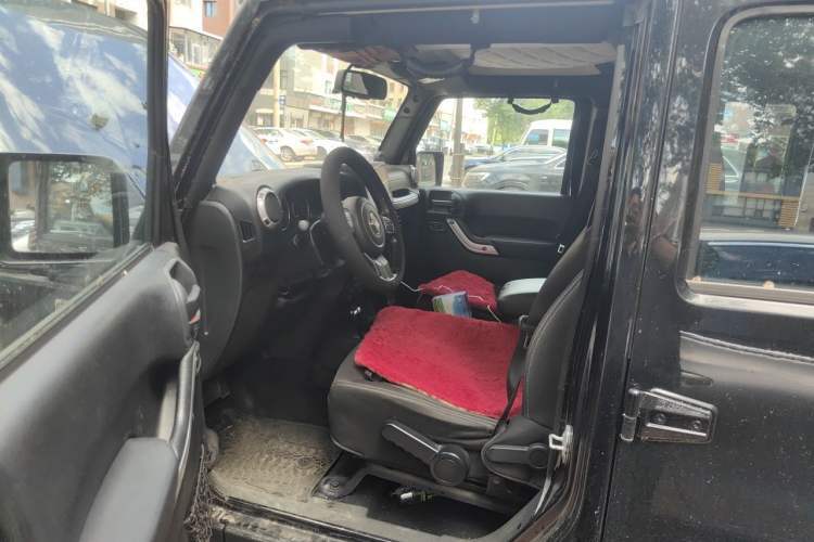 Used Jeep Wrangler 2014 2.8TD Sahara Four-Door Edition Left Front Seat