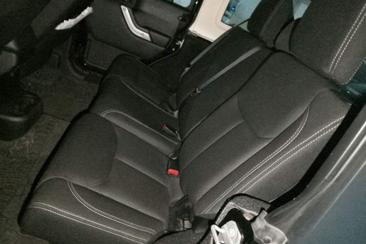 Used Jeep Wrangler 2014 3.0L Sahara Four-Door Edition Left Rear Seat