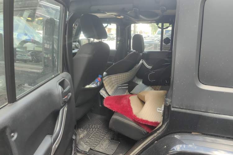 Used Jeep Wrangler 2014 2.8TD Sahara Four-Door Edition Left Rear Seat