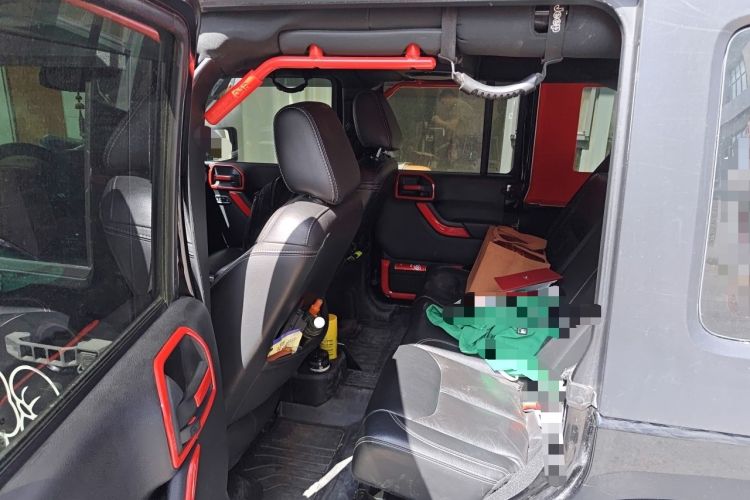 Used Jeep Wrangler 2014 3.0L Sahara Four-Door Edition Left Rear Seat