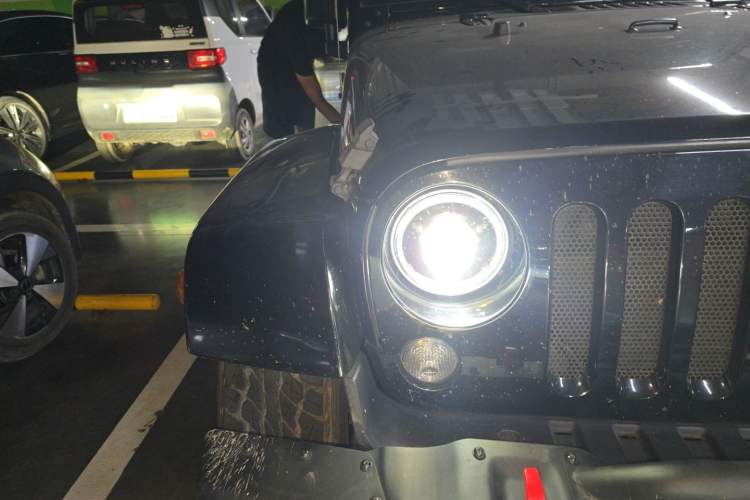 Used Jeep Wrangler 2014 2.8TD Sahara Four-Door Edition Right Front Headlight