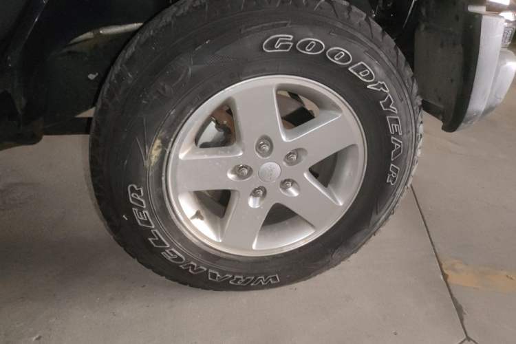 Used Jeep Wrangler 2014 2.8TD Sahara Four-Door Edition Right Front Wheel Hub
