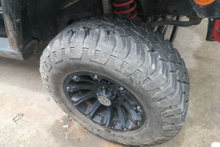 Used Jeep Wrangler 2014 3.0L Sahara Four-Door Edition Right Front Wheel Hub