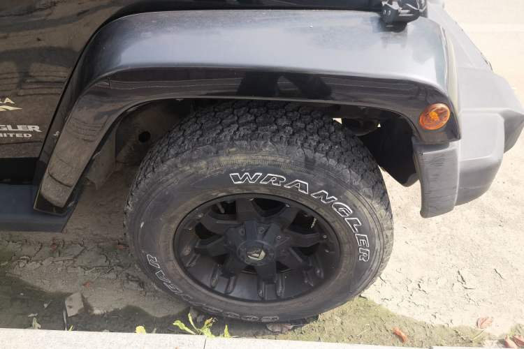 Used Jeep Wrangler 2014 3.0L Sahara Four-Door Edition Right Front Wheel Hub