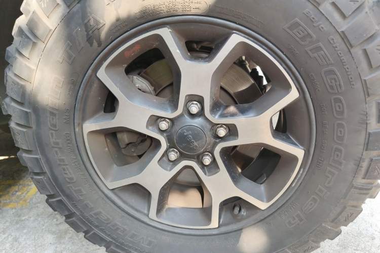 Used Jeep Wrangler 2014 2.8TD Sahara Four-Door Edition Right Front Wheel Hub