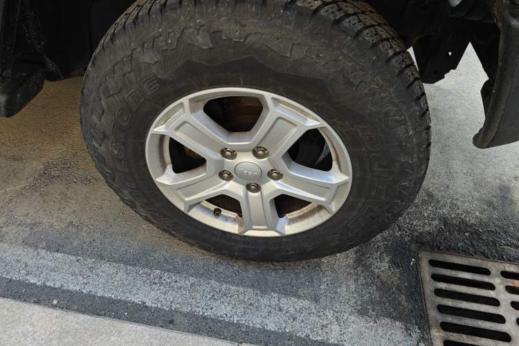 Used Jeep Wrangler 2014 3.0L Sahara Four-Door Edition Right Front Wheel Hub