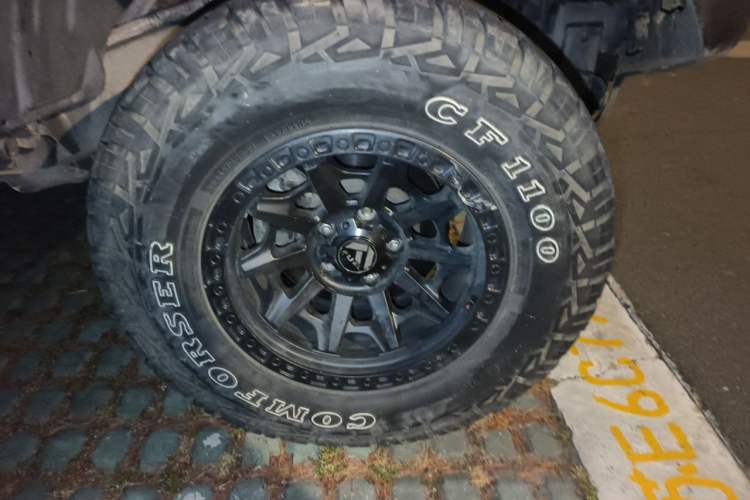 Used Jeep Wrangler 2014 3.0L Sahara Four-Door Edition Right Front Wheel Hub