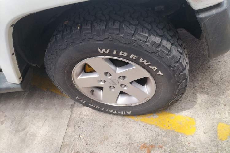 Used Jeep Wrangler 2014 3.0L Sahara Four-Door Edition Right Front Wheel Hub
