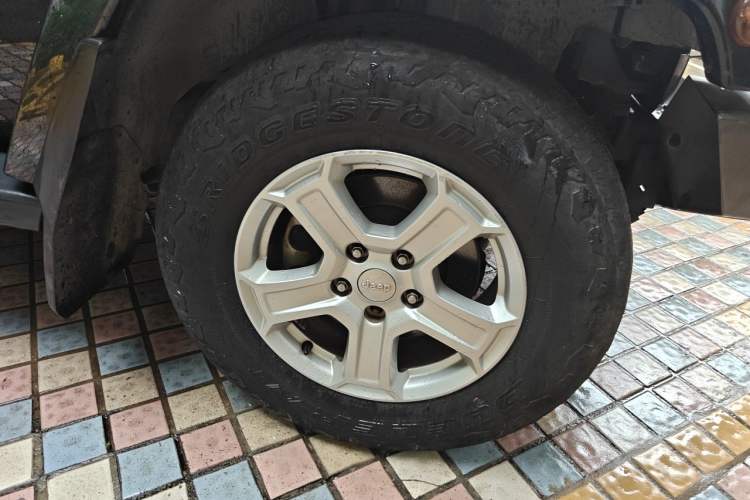 Used Jeep Wrangler 2014 2.8TD Sahara Four-Door Edition Right Front Wheel Hub