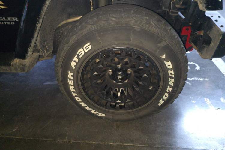 Used Jeep Wrangler 2014 2.8TD Sahara Four-Door Edition Right Front Wheel Hub