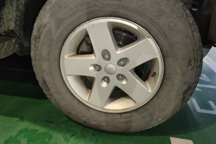 Used Jeep Wrangler 2014 2.8TD Sahara Four-Door Edition Right Front Wheel Hub