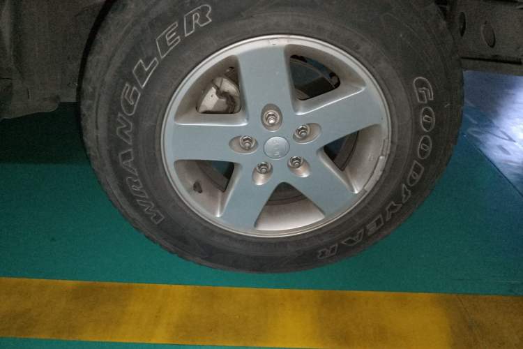 Used Jeep Wrangler 2014 3.0L Sahara Four-Door Edition Right Front Wheel Hub