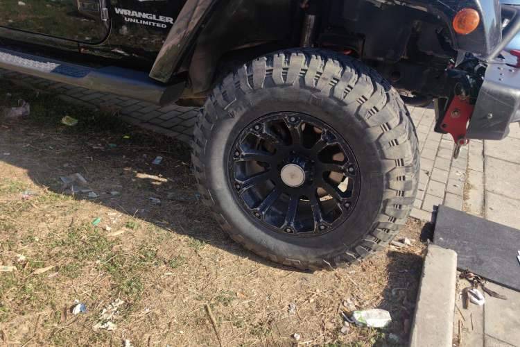 Used Jeep Wrangler 2014 3.0L Sahara Four-Door Edition Right Front Wheel Hub