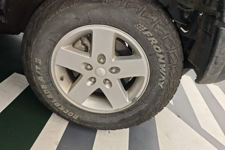 Used Jeep Wrangler 2014 2.8TD Sahara Four-Door Edition Right Front Wheel Hub