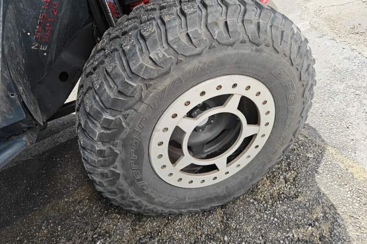 Used Jeep Wrangler 2014 3.0L Sahara Four-Door Edition Right Front Wheel Hub