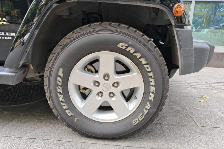 Used Jeep Wrangler 2014 2.8TD Sahara Four-Door Edition Right Front Wheel Hub