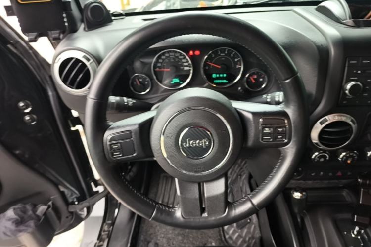 Used Jeep Wrangler 2014 3.0L Sahara Four-Door Edition Steering Wheel