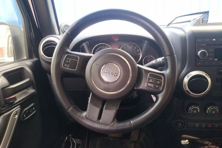 Used Jeep Wrangler 2014 3.0L Sahara Four-Door Edition Steering Wheel